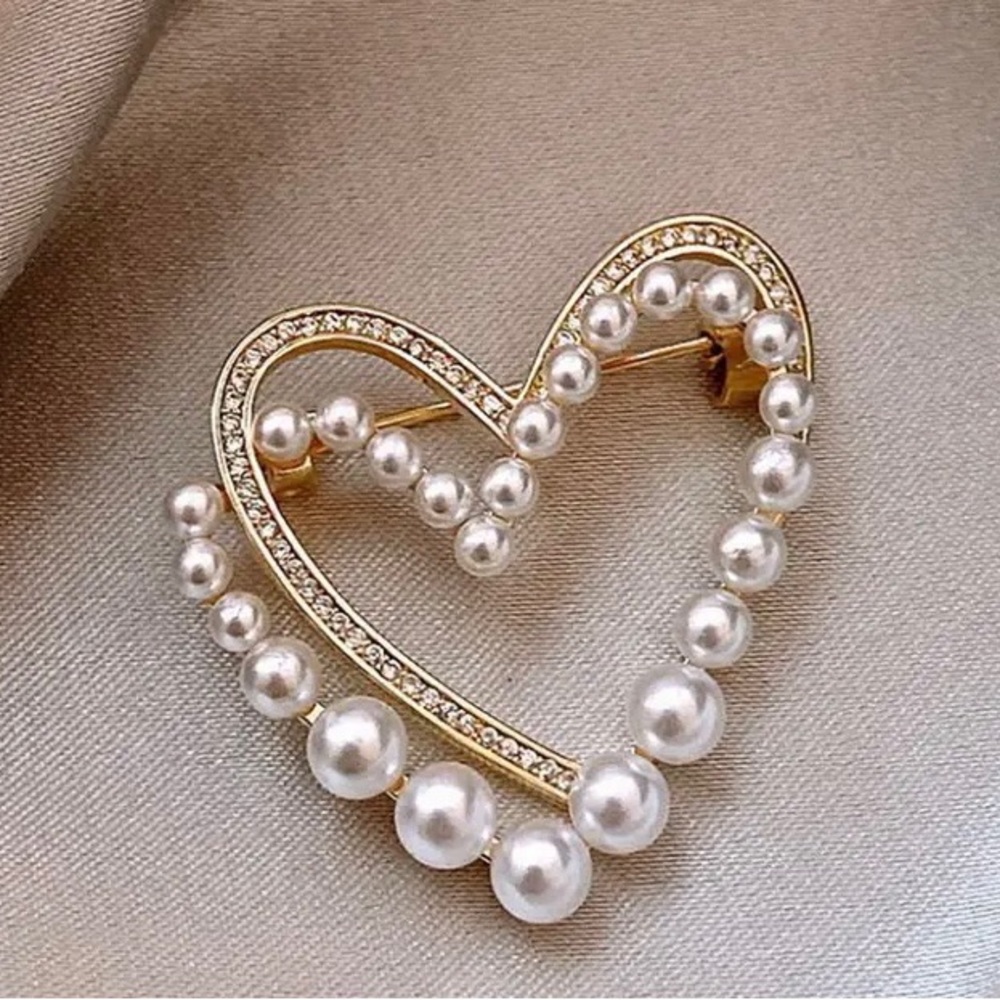Beautiful Gold and White Pearls Brooch